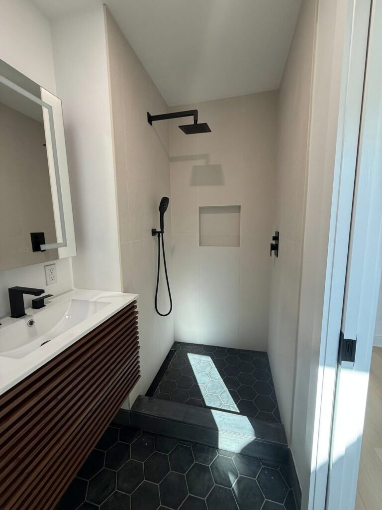 Walk-in shower with handheld shower and niche, Fremont