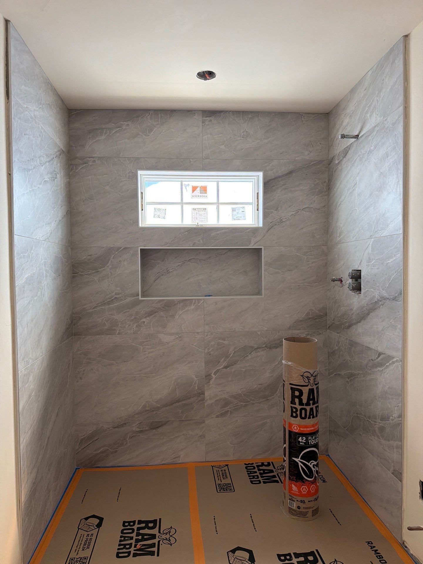 Large-format porcelain shower with niche