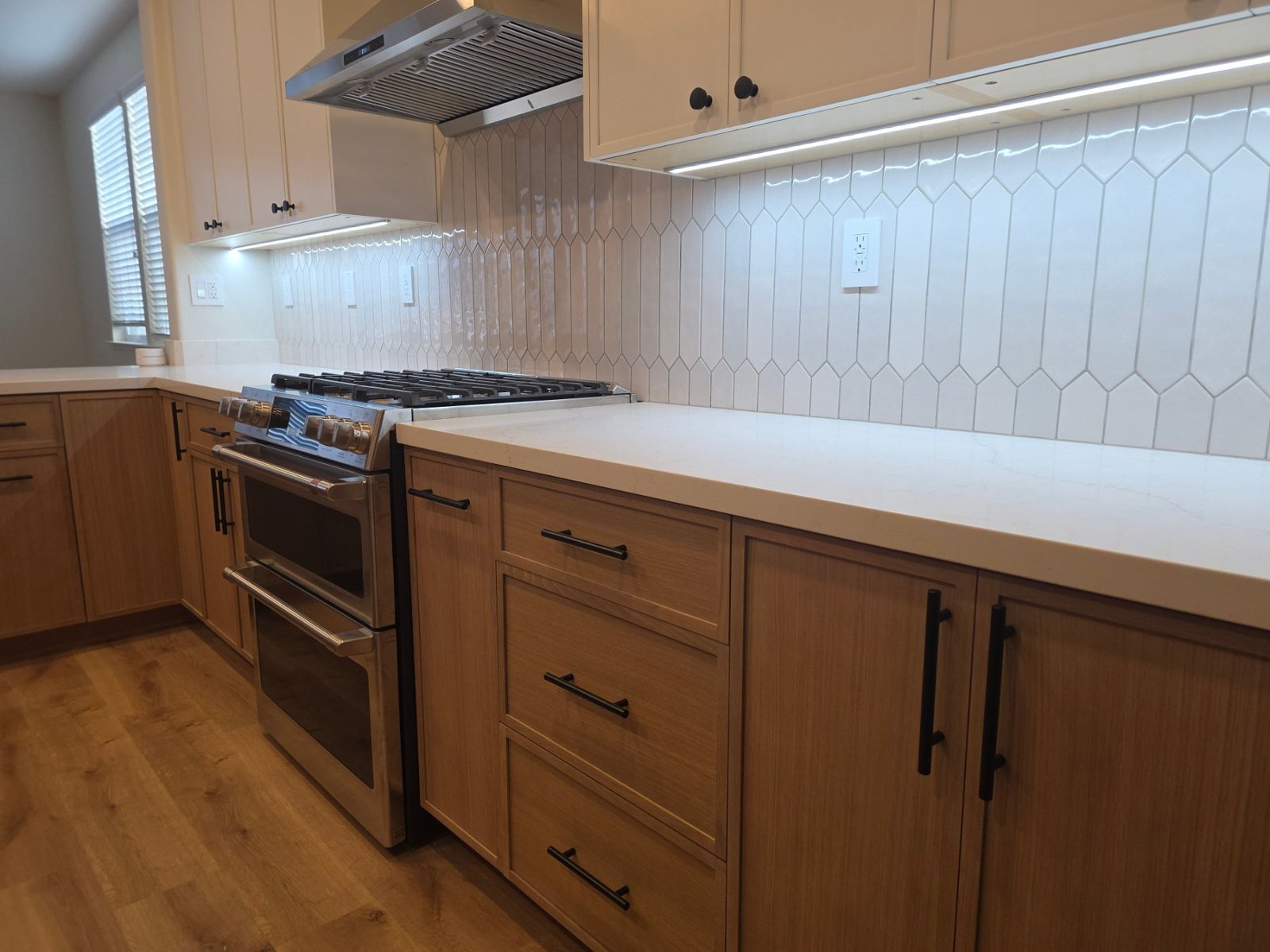 Picket tile backsplash